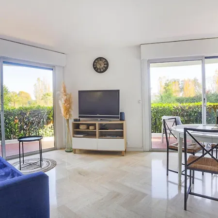 Agreable 2 Pieces Dans Residence Avec Piscine Mandelieu